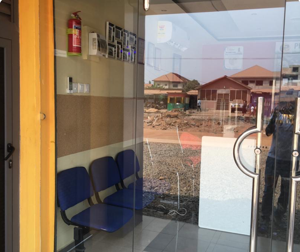 Clear Frameless Glass Hinge Door